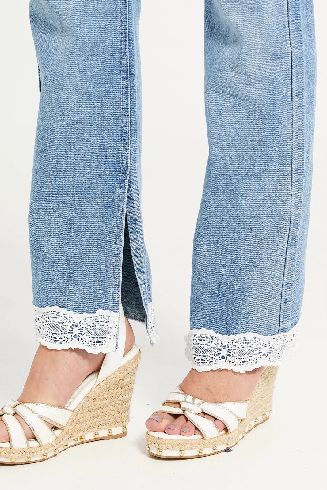 Women Blue Denim With Embroidered Detailing Jeans